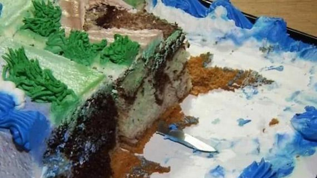Här sticker kniven ut ur tårtan.